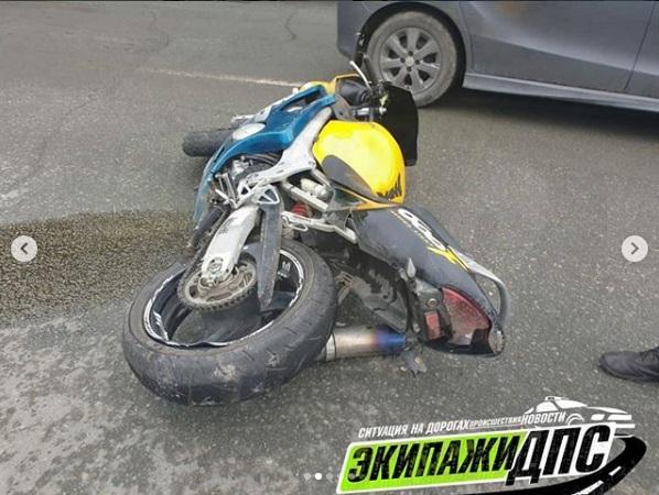 Мгновенная карма: во Владивостоке повредивший иномарку мотоциклист столкнулся с леерами