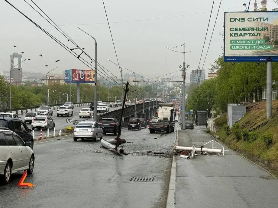 Большегруз снёс фонарный столб во Владивостоке: подробности ДТП