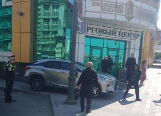 Фото: 25.мвд.рф | Вылетел на тротуар. В центре Владивостока произошло ДТП с участием дорогой иномарки