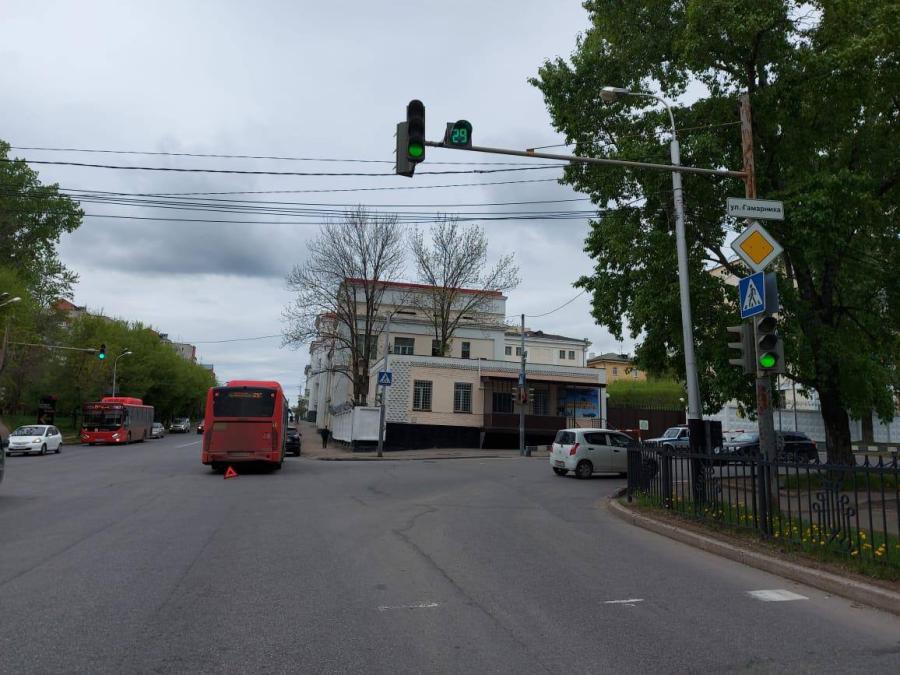 В Хабаровске резкое торможение автобуса привело к травмированию пассажирки