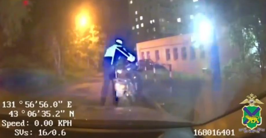 Во Владивостоке полиция устроила погоню за водителем скутера, выполнявшим трюки на дороге