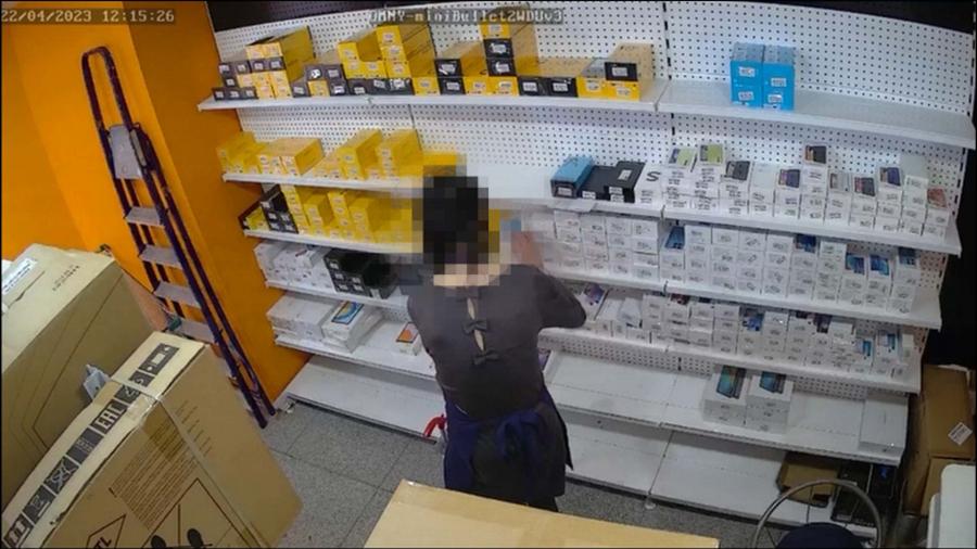 Фото: 25.мвд.рф | Многократно судимая жительница Приморья украла 25 телефонов из магазина, в котором работала