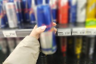 Полумиллионный штраф: в России будут жестко наказывать за продажу энергетиков детям