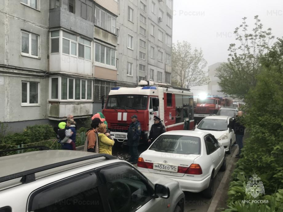 Фото: 25.mchs.gov.ru | Остались живы: мать с двумя детьми удалось спасти во время пожара во Владивостоке
