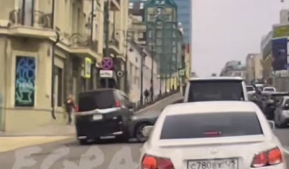 Получил по заслугам: наглый водитель BMW спровоцировал аварию в центре Владивостока