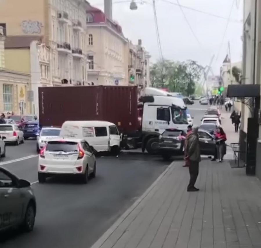 Во Владивостоке из-за аварии с большегрузом собралась многочисленная пробка прямо в центре города