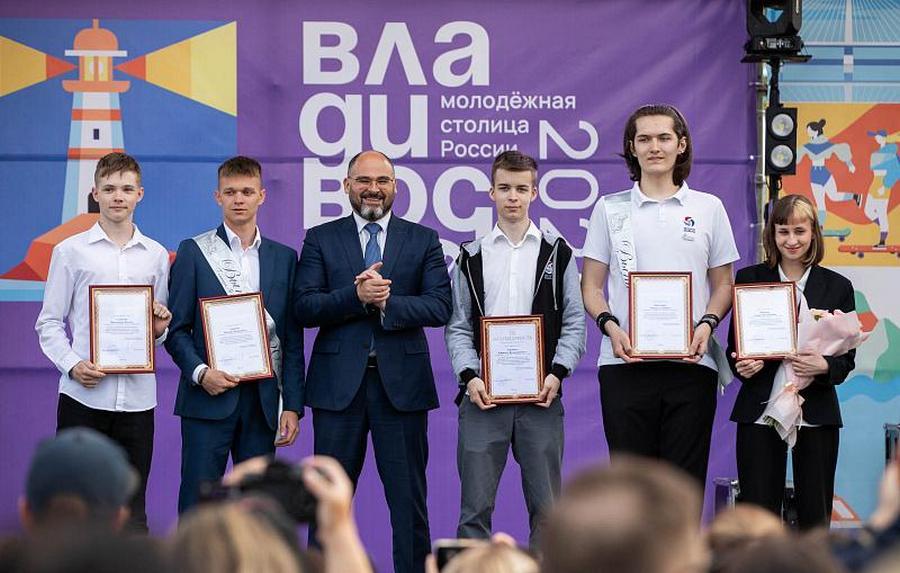 Во Владивостоке отгремел общегородской последний звонок для выпускников 11-х классов