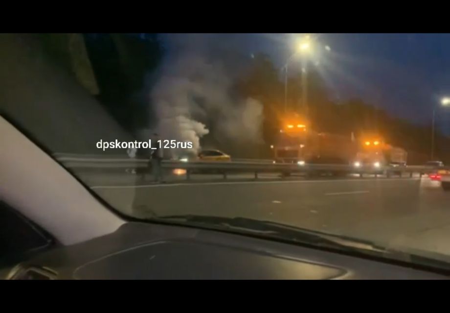 Машина загорелась на ходу на трассе во Владивостоке