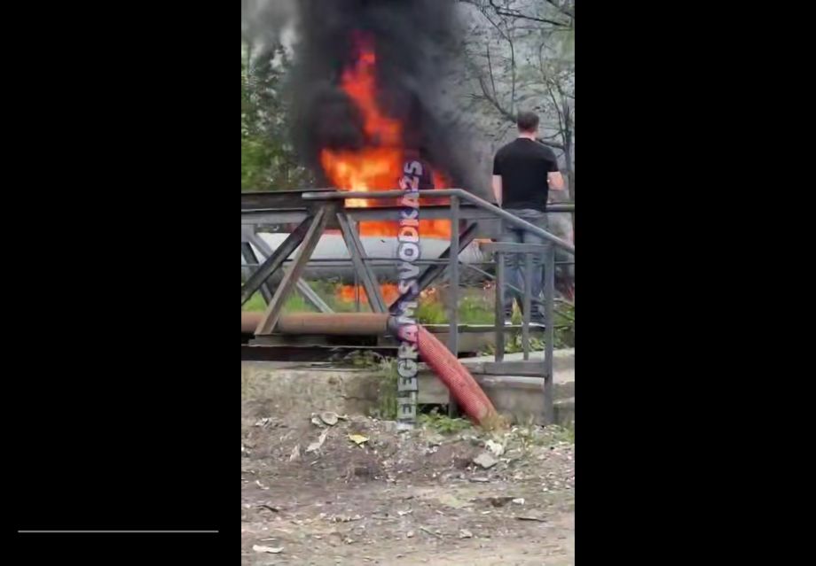 «Все в черном дыму»: во Владивостоке произошел пожар на теплотрассе