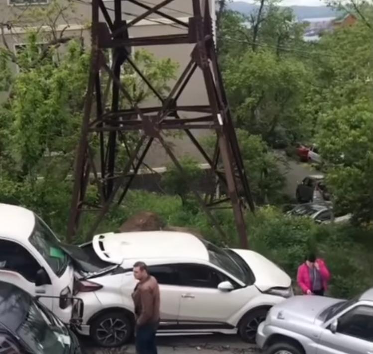 Тормоза отказали? Грузовик устроил массовое ДТП в центре Владивостока