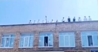 «Смертельные танцы»: во Владивостоке школьники устроили опасное шоу на крыше школы