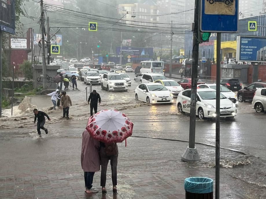 Сильный дождь накрыл Приморье до позднего вечера