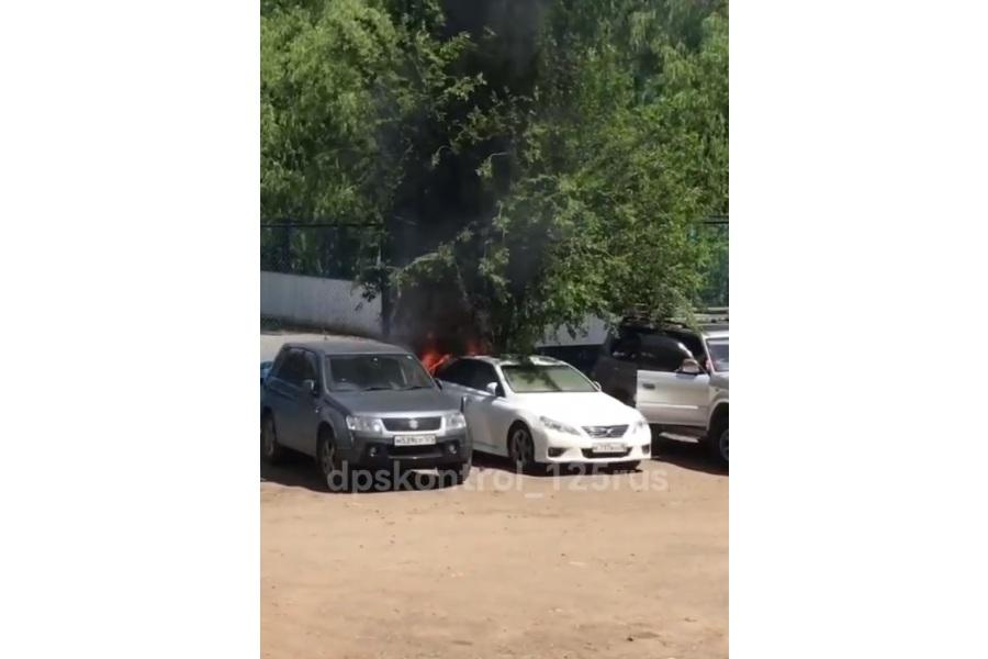 Еще одна машина горит в центре Владивостока