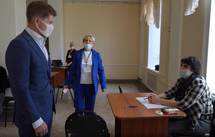 Олег Кожемяко проверил ход предварительного голосования в Артеме