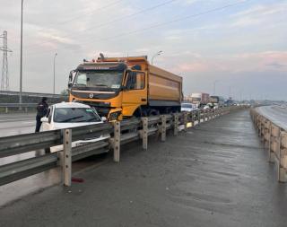 Фото: 25.мвд.рф | В леера и в грузовик: жуткое ДТП с участием Toyota Prius произошло в Приморье