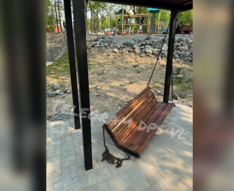 Во Владивостоке 11-месячный ребенок получил травмы из-за сломанной качели