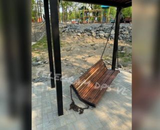 Во Владивостоке 11-месячный ребенок получил травмы из-за сломанной качели