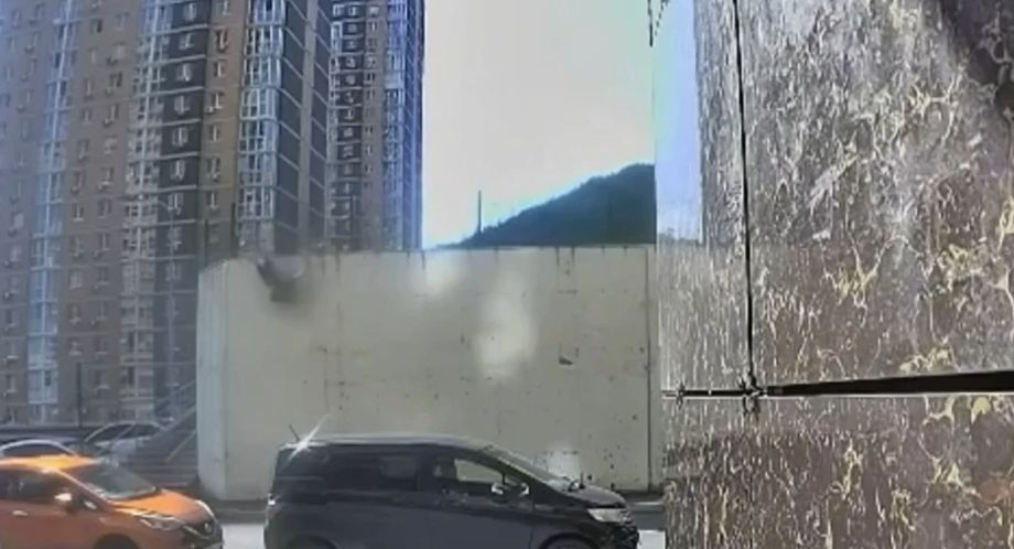 Девочка получила тяжёлые травмы после падения с подпорной стены во Владивостоке