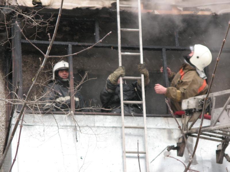 Удалось эвакуировать: в Приморье во время пожара едва не погиб жилец многоквартирного дома