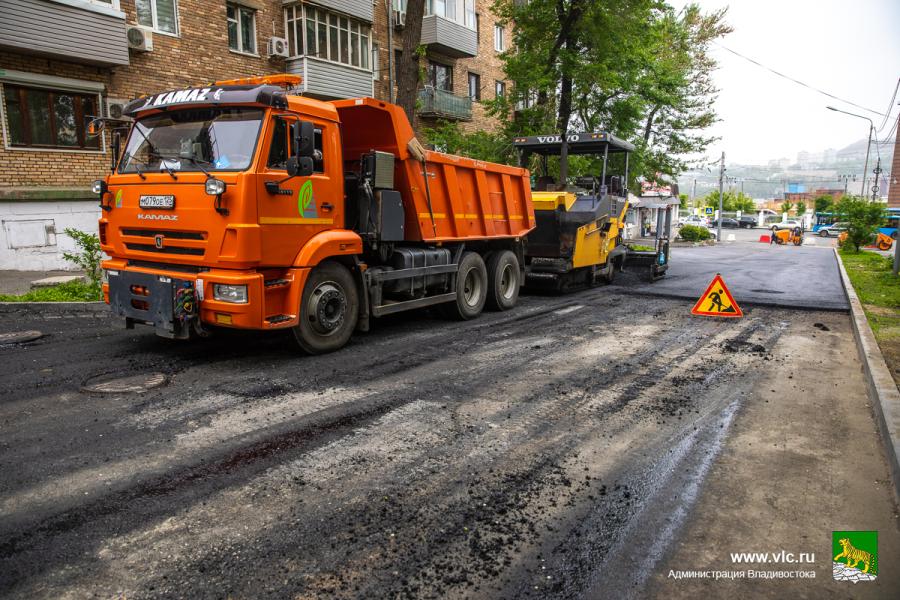 Во Владивостоке на улице Абрекской завершается ремонт дороги
