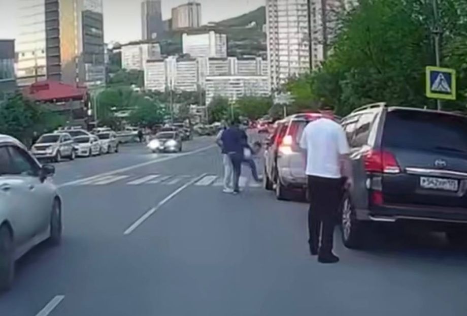 «Приемы из 90-х»: во Владивостоке мужчину запихали в машину и похитили средь бела дня