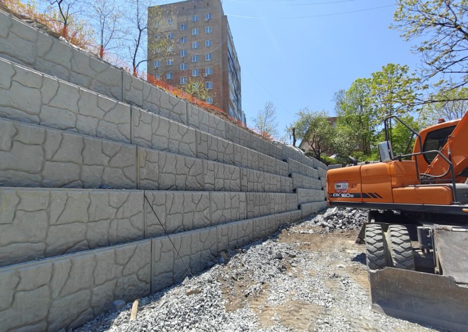 Масштабный ремонт подпорных стен во Владивостоке набирает обороты