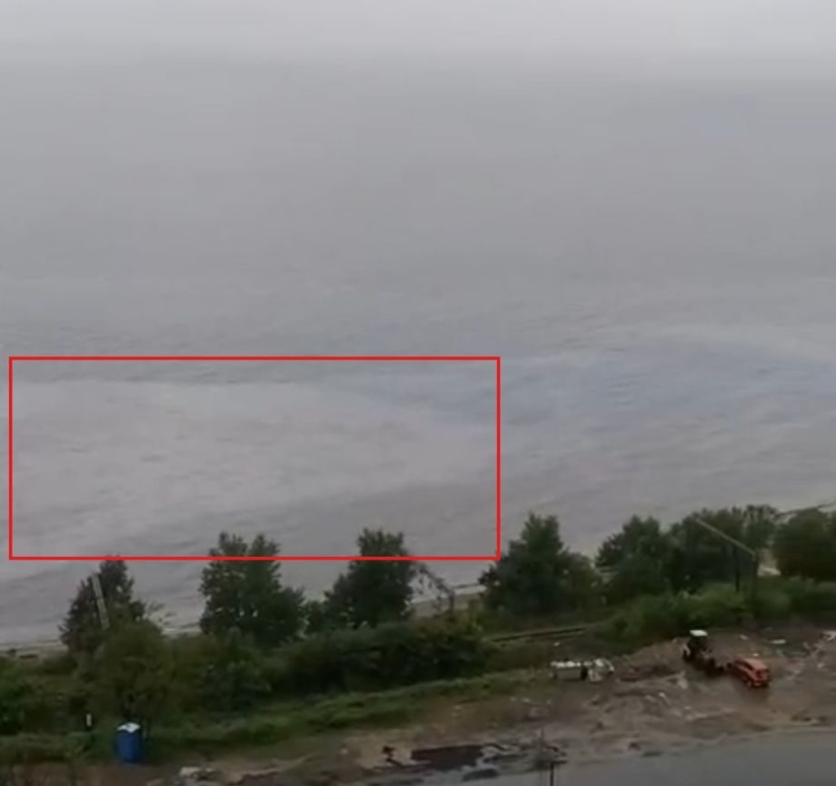 Снова загрязнение?  Жители Владивостока заметили огромное пятно мазута в море