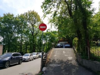 Внимание водителям: во Владивостоке ввели одностороннее движение на одной из самых узких улиц