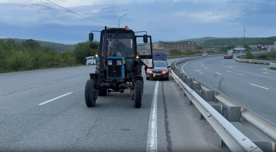 Отбросило в леера: Трактор «Беларусь» протаранил легковушку во Владивостоке