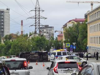 Фото: Телеграм-канал dpskontrol_125rus | Жуткая авария: в центре Владивостока опрокинулся пассажирский автобус