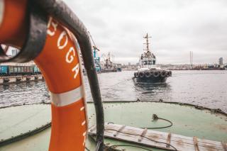 Фото: пресс-служба FESCO | Команда Портофлота очистила от мусора акваторию бухты Золотой Рог во Владивостоке