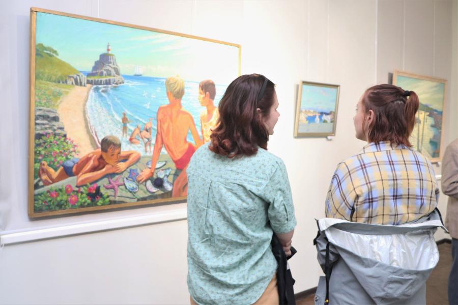 «Владивосток-162»: в залах Приморского отделения Союза художников России открылась выставка ко Дню города
