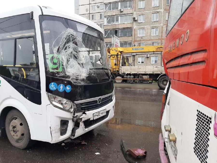 Людей увезли на скорой: в Хабаровском крае в ДТП попали сразу три автобуса