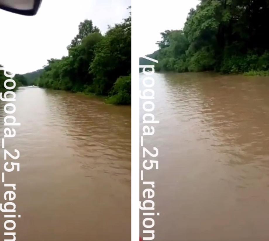 Фото: Telegram-канал «Погода 25 регион» | Асфальта не видно: дорога в приморском поселке ушла под воду
