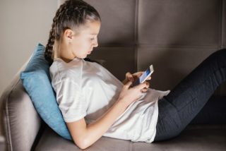 Обнаженные фото обещали разослать друзьям девочки мошенники в Приморье