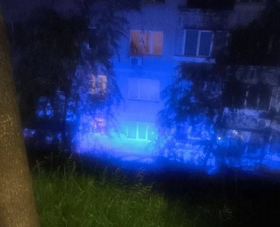 Смертельное падение: во Владивостоке школьник выпал из окна многоэтажки