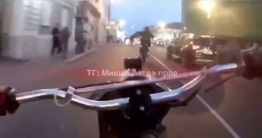 Байкер-подросток решил полихачить на мопеде и попал под колёса авто во Владивостоке