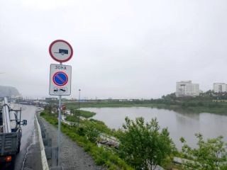 Власти Владивостока перекрыли удобную парковку у озера на Патрокле