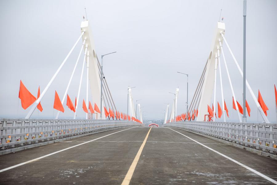 Первые тягачи из Амурской области отправились по автомобильному мосту в Китай