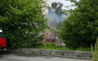 Горит частный дом: крупный пожар вспыхнул в центре Владивостока