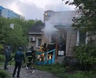 Не прошло и суток: в центре Владивостока снова загорелся частный дом