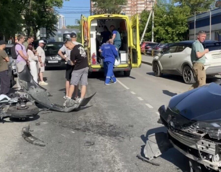 Попытка байкера проскочить по встречке закончилась жёстким ДТП во Владивостоке