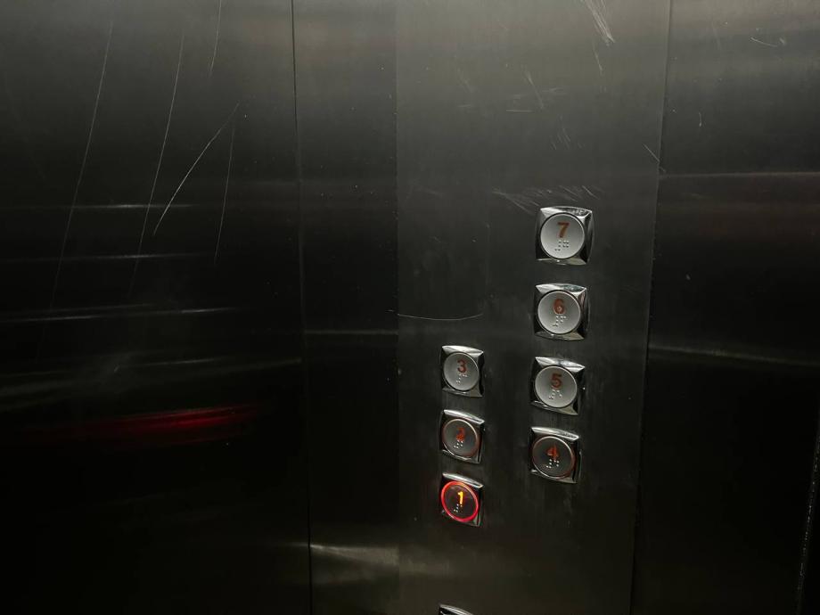 Жительнице Владивостока в лифте на голову упал потолок