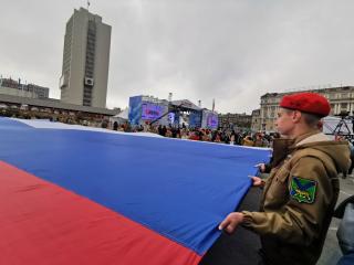 Фото: PRIMPRESS | На центральной площади Владивостока развернули российский триколор