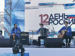 Фото: PRIMPRESS | Здесь русский дух: творческие коллективы поздравили Владивосток с Днем России
