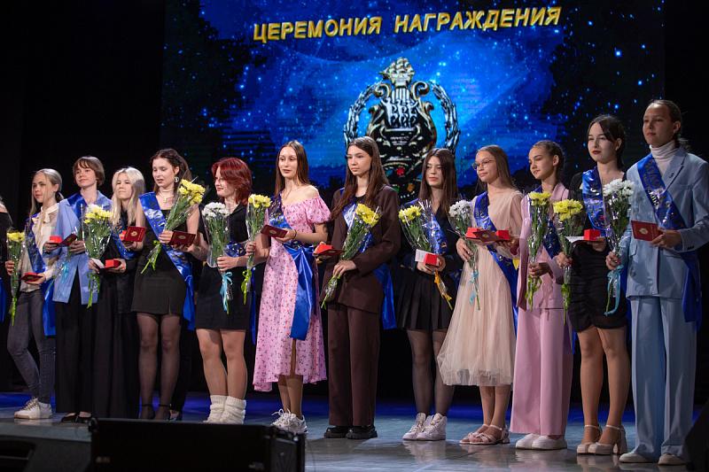 Юных музыкантов и художников Владивостока наградили почетным знаком «Золотая лира»