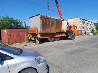 Фото: МБУ «Содержание городских территорий» | Во Владивостоке незаконно установленные гаражи увозят на площадку временного хранения