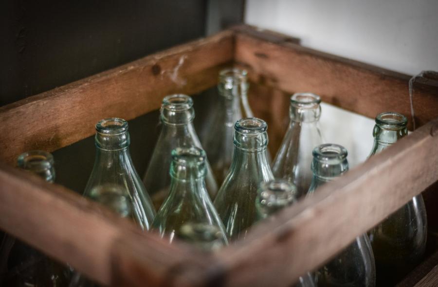На набережной во Владивостоке обнаружили алкоголь неизвестного происхождения