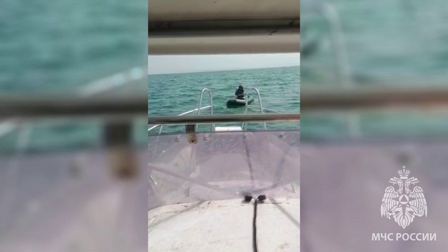 Рыбака на лодке едва не унесло в открытый океан в Приморье