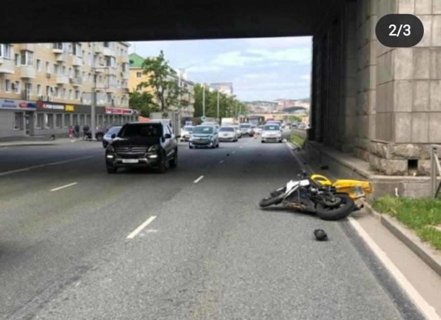 ГИБДД Владивостока раскрыла подробности серьезной аварии, в результате которой пострадал мотоциклист